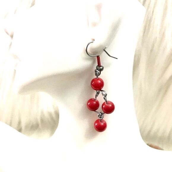 Red beaded dangle earrings - Picture 1 of 3